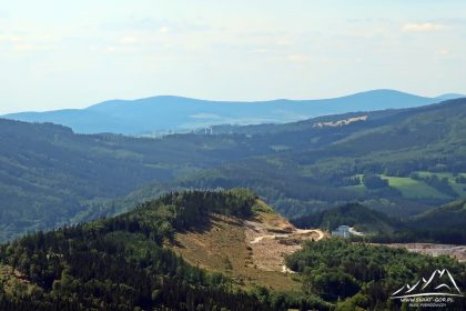 Studnicny Vrch - punkt widokowy na stokach - widok na Góry Hanuszowickie.