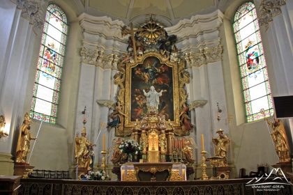 Prezbiterium kościoła.