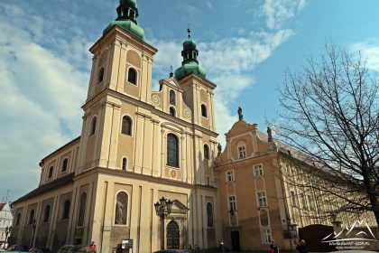 Kościół i klasztor Franciszkanów.