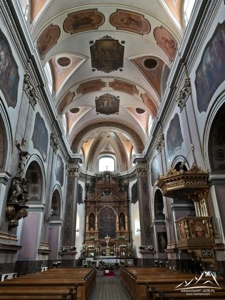 Wnętrze kościoła Matki Bożej Różańcowej.