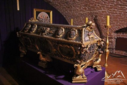 Jeden z sarkofagów piastów brzeskich.