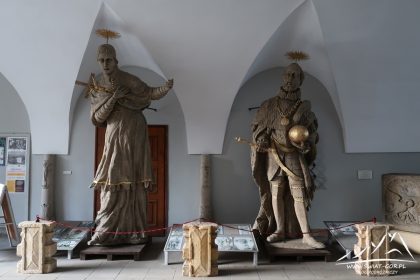 Rzeźby z kościoła jezuickiego.