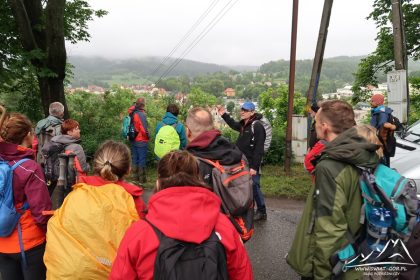 W oddali w lesie znajduje się Schronisko PTTK pod Muflonem.