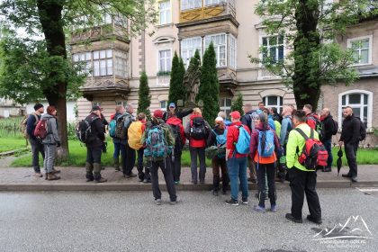 Przy figurze św. Jana Nepomucena.