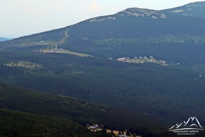 Przełęcz Karkonoska ze schroniskiem Odrodzenie, a dalej: Mały Szyszak (1440 m.n.p.m.).