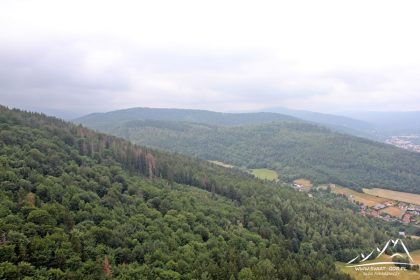 Widok w stronę szczytów: Trzmielak (646 m.n.p.m.), Sobiesz (622 m.n.p.m.) i Ostrosz (505 m.n.p.m.).