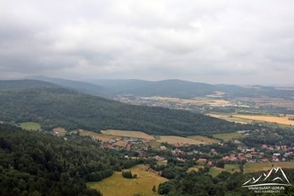 W dole Sobieszów, a w oddali Grzbiet Kamienicki - Gór Izerskich.