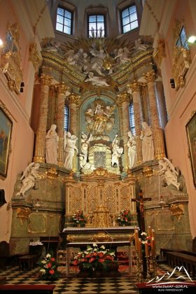 Ołtarz w bazylice.