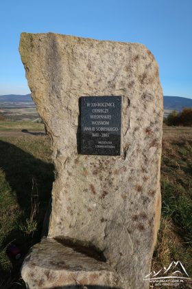Kamienny pomnik na stokach Jedlnika.