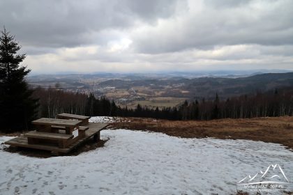 Rudnik - panorama widokowa na Kowary, Kotlinę Jeleniogórską, Rudawy Janowickie i Góry Kaczawskie w dali.