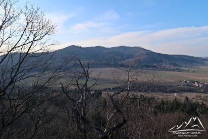 Góry Bardzkie widoczne ze szczytu Sokolec. Z prawej Szeroka Góra (765 m.n.p.m.).