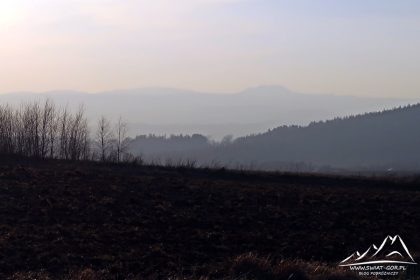 Widoczne Góry Stołowe ze Szczelińcem Wielkim (919 m.n.p.m.).