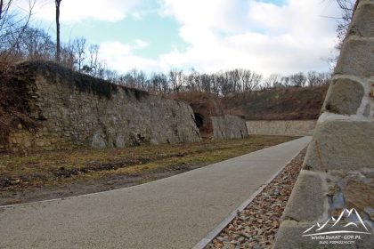Ścieżka w fosie Fortu Prusy.