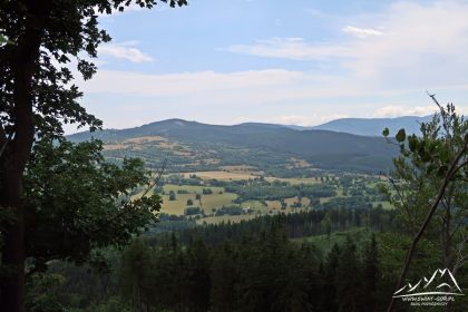 Turzec - widok ze szczytu na Rudawy Janowickie, w tle Karkonosze.