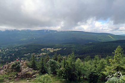 Wysoki Kamień - widok na Karkonosze i okolice Szrenicy.