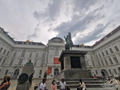 Wiedeń - Pomnik Józefa II i Prunksaal.