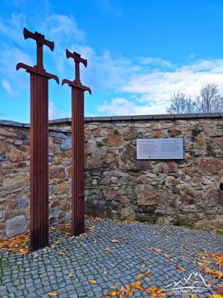 Miecze symbolizujące zawarcie Pokoju Budziszyńskiego.